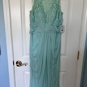 New with Tags David’s Bridal Mint Bridesmaid Dress Size 12